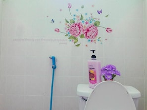Standard Twin Room with Shared Bathroom | Bathroom | Shower, free toiletries, hair dryer, towels