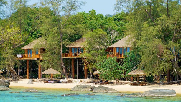 A beachfront property with thatched-roof cabins, a sandy beach, and a clear view of the ocean. - Tree House Bungalows Resort (Koh Rong)