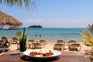 شاطئ خاص، رمال بيضاء، كراسي للتشمس، مظلات الشاطئ