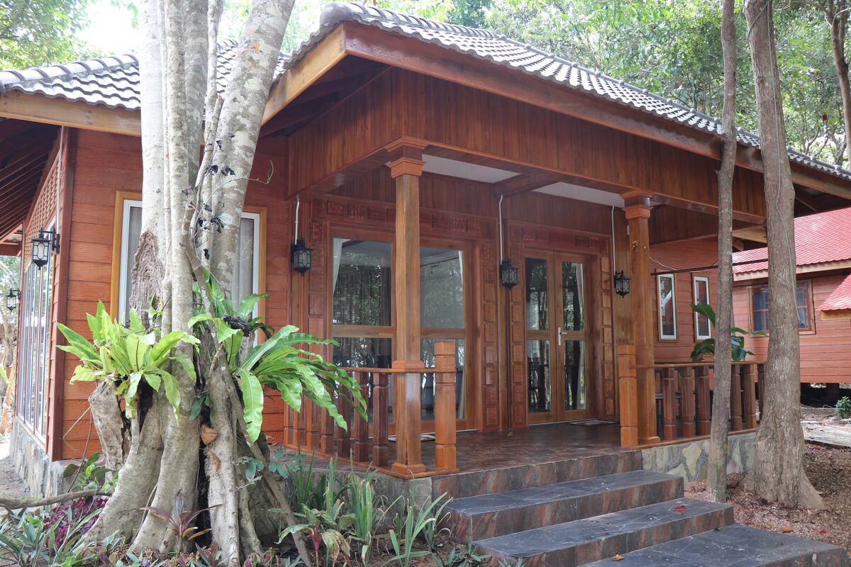 Suite, 2 Queen Beds, Sea View, Beachside | In-room safe