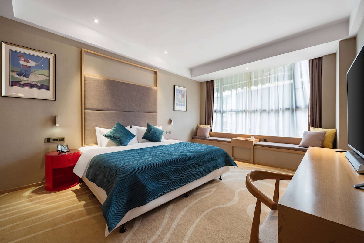 Executive suite, meerdere bedden, roken | Een bureau, gratis wifi, beddengoed