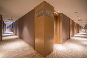 Escritorio, wifi gratis, ropa de cama