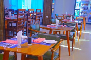 Café da manhã, almoço e jantar; local e internacional