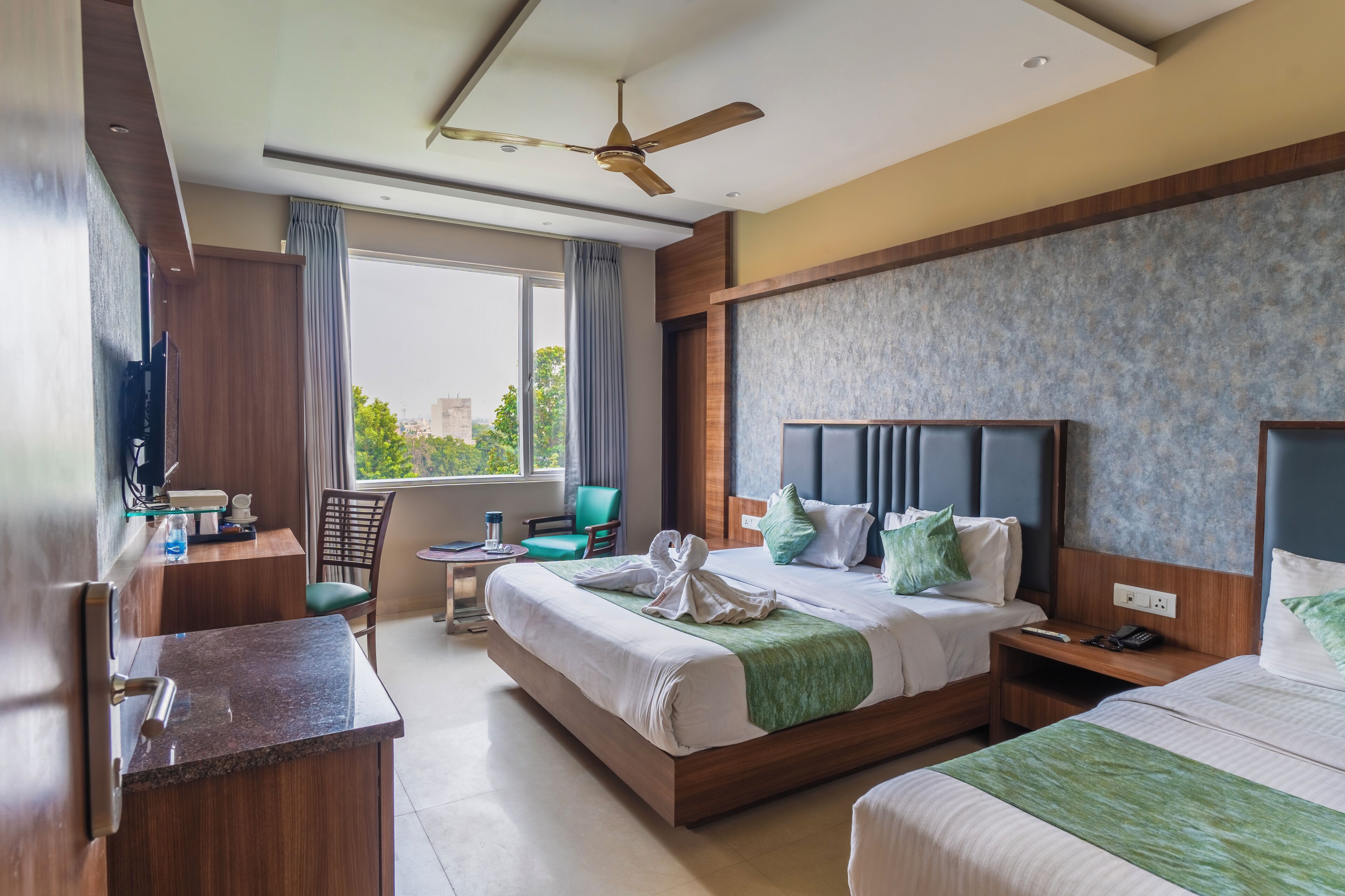 豪華三人房, 城市景觀 | 書桌、熨斗/熨衣板、免費無線上網