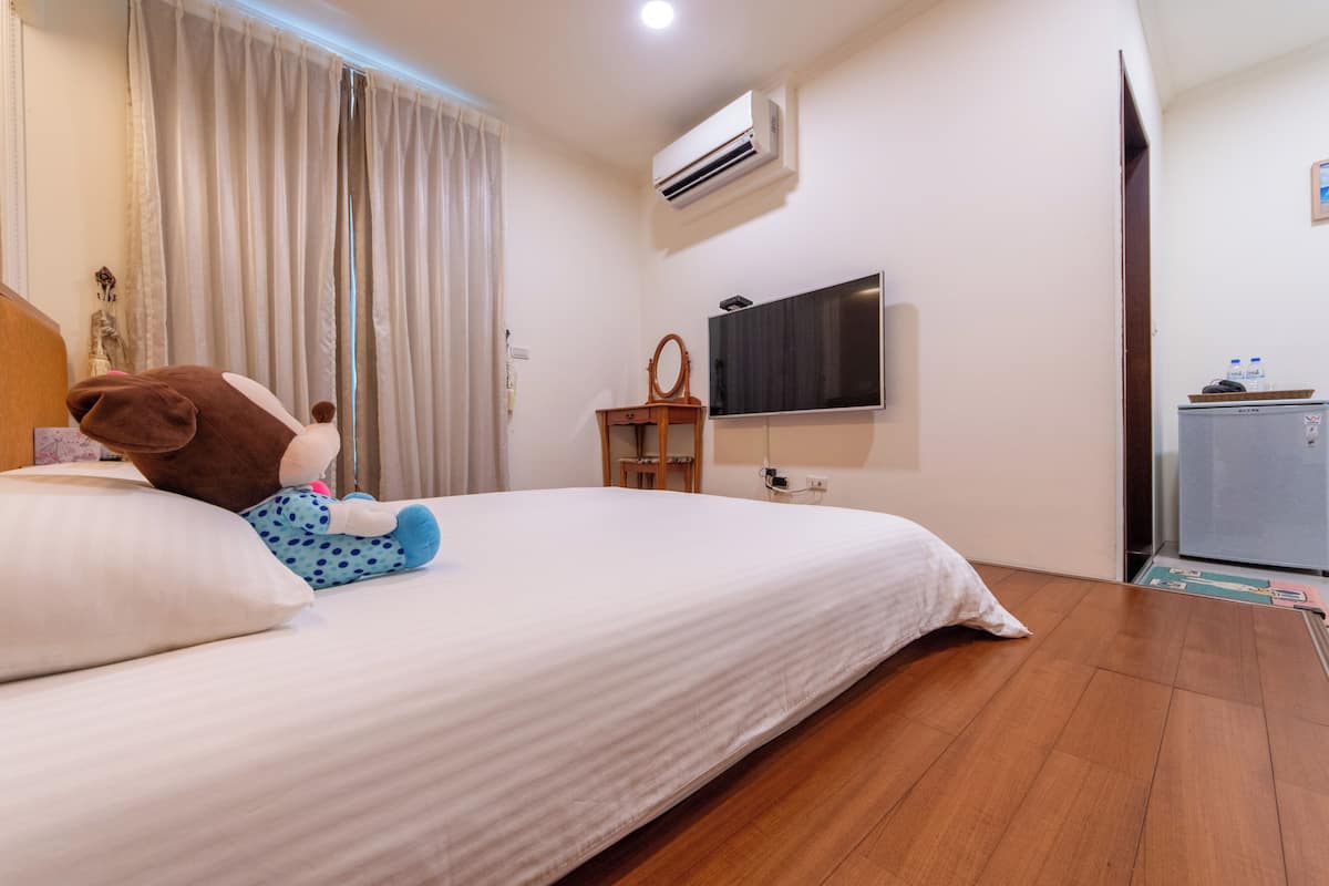 Habitación doble Deluxe, vista al patio | Sábanas italianas Frette, muebles diferentes y escritorio