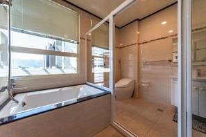 精品套房, 多张床, 山景 | 浴室 | 大花洒淋浴喷头、免费洗浴用品、吹风机、拖鞋