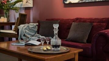 Studio | Living area | Flat-screen TV, DVD player