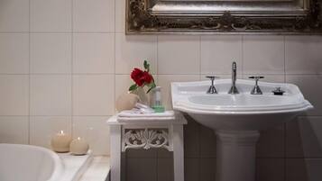 Studio | Bathroom | Combined shower/tub, hair dryer, towels, soap