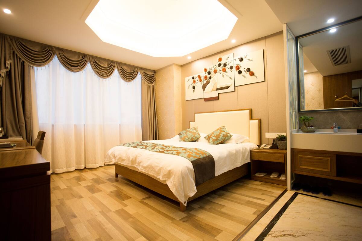 Deluxe Double Room | Desk, iron/ironing board, free WiFi