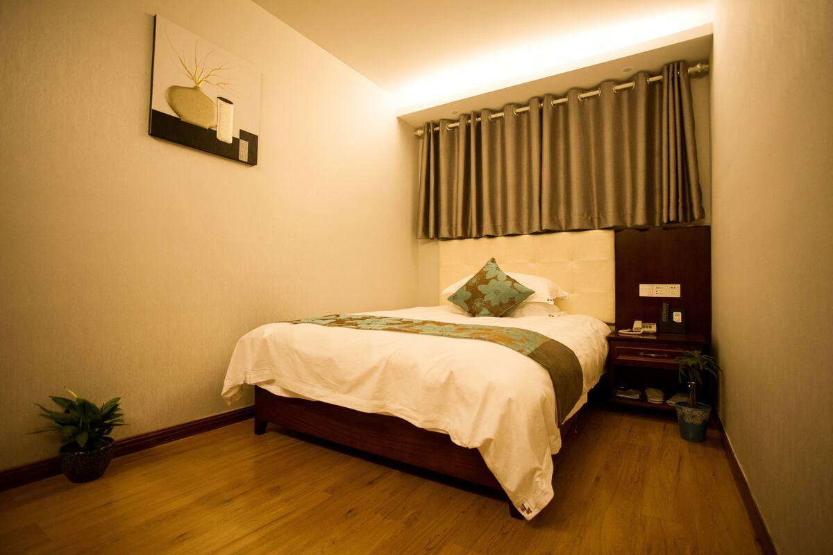 Standard Double Room | Desk, iron/ironing board, free WiFi