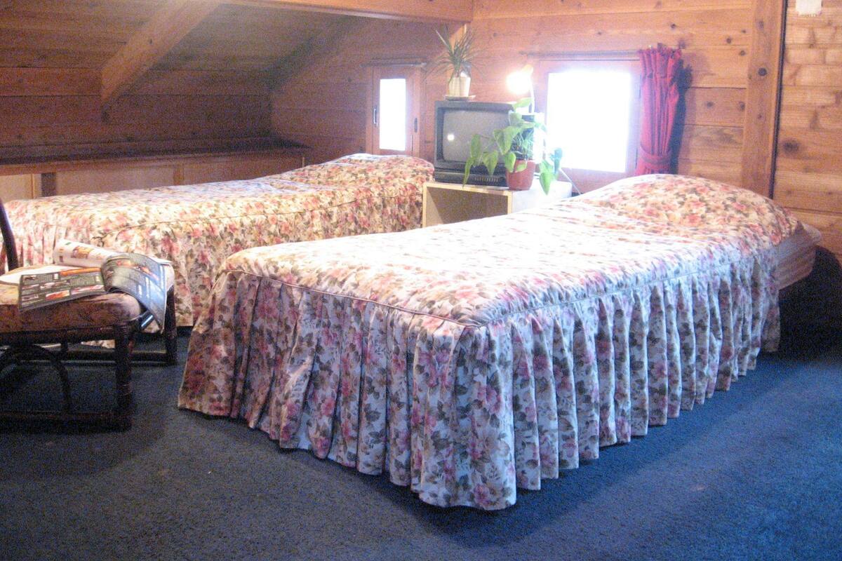 5 bedrooms, hypo-allergenic bedding, desk, blackout curtains