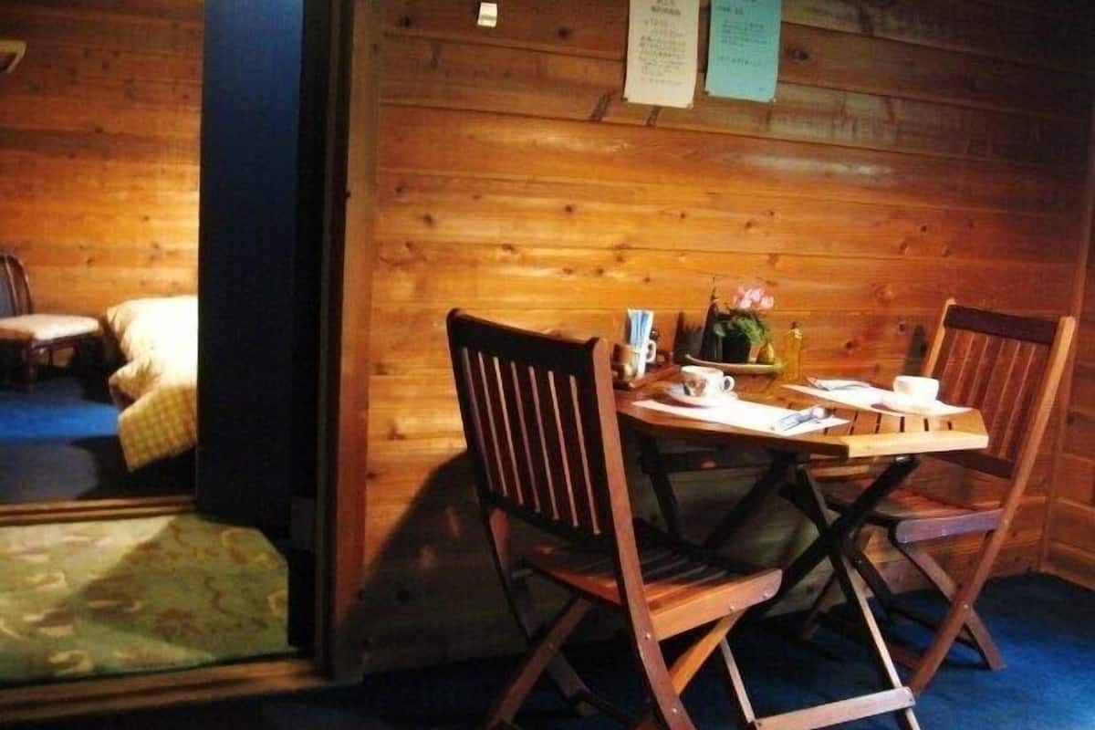 Connecting Room, Shared Bathroom | In-room dining