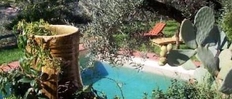 Kolam renang outdoor musiman, dengan payung kolam renang