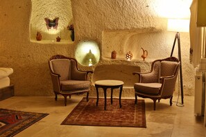 Deluxe Room | Egyptian cotton sheets, premium bedding, pillow-top beds, in-room safe - Demisos Caves The Hotel (Ürgüp)