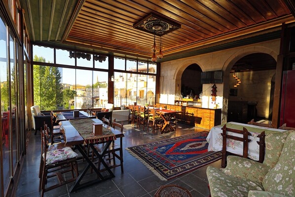 Breakfast, lunch and dinner served