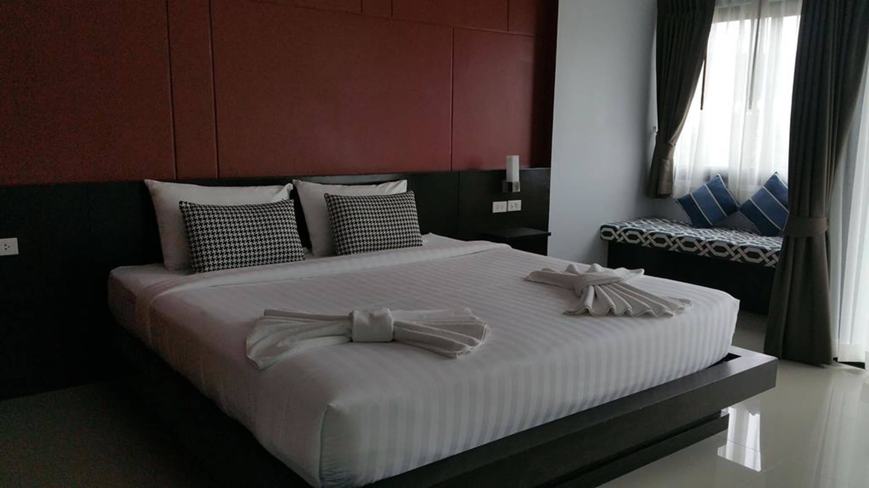 standard double or twin room | desk, laptop workspace, blackout curtains, free wifi