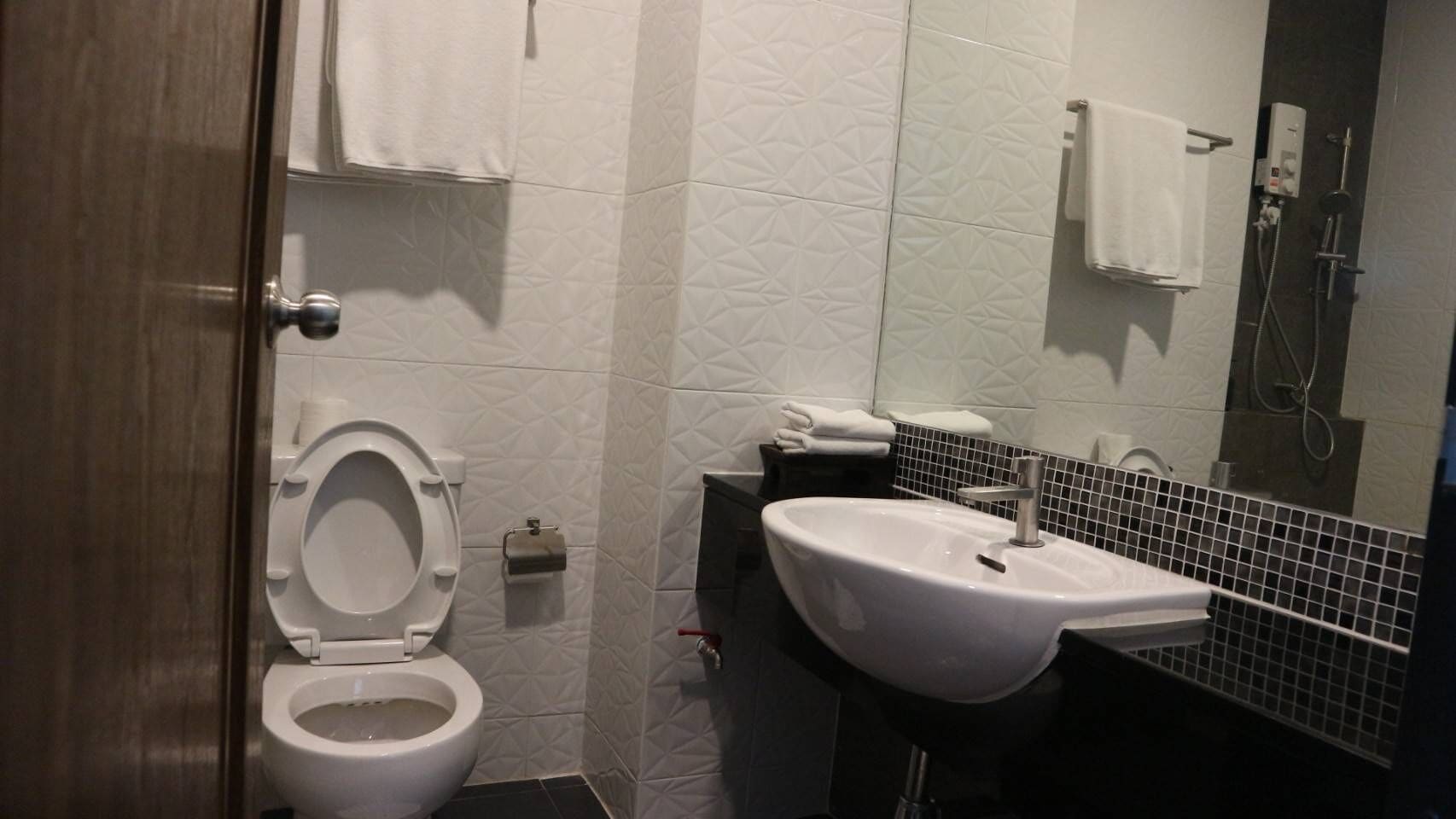 standard shared dormitory | bathroom | shower, rainfall showerhead, free toiletries, hair dryer