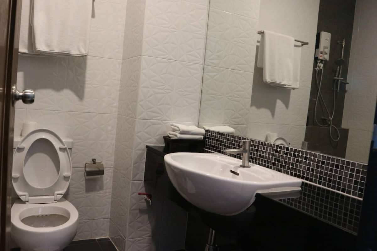 standard shared dormitory | bathroom | shower, rainfall showerhead, free toiletries, hair dryer