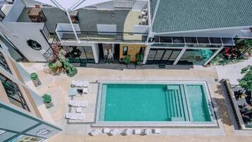 Hồ bơi ngoài trời, ghế dài tắm nắng