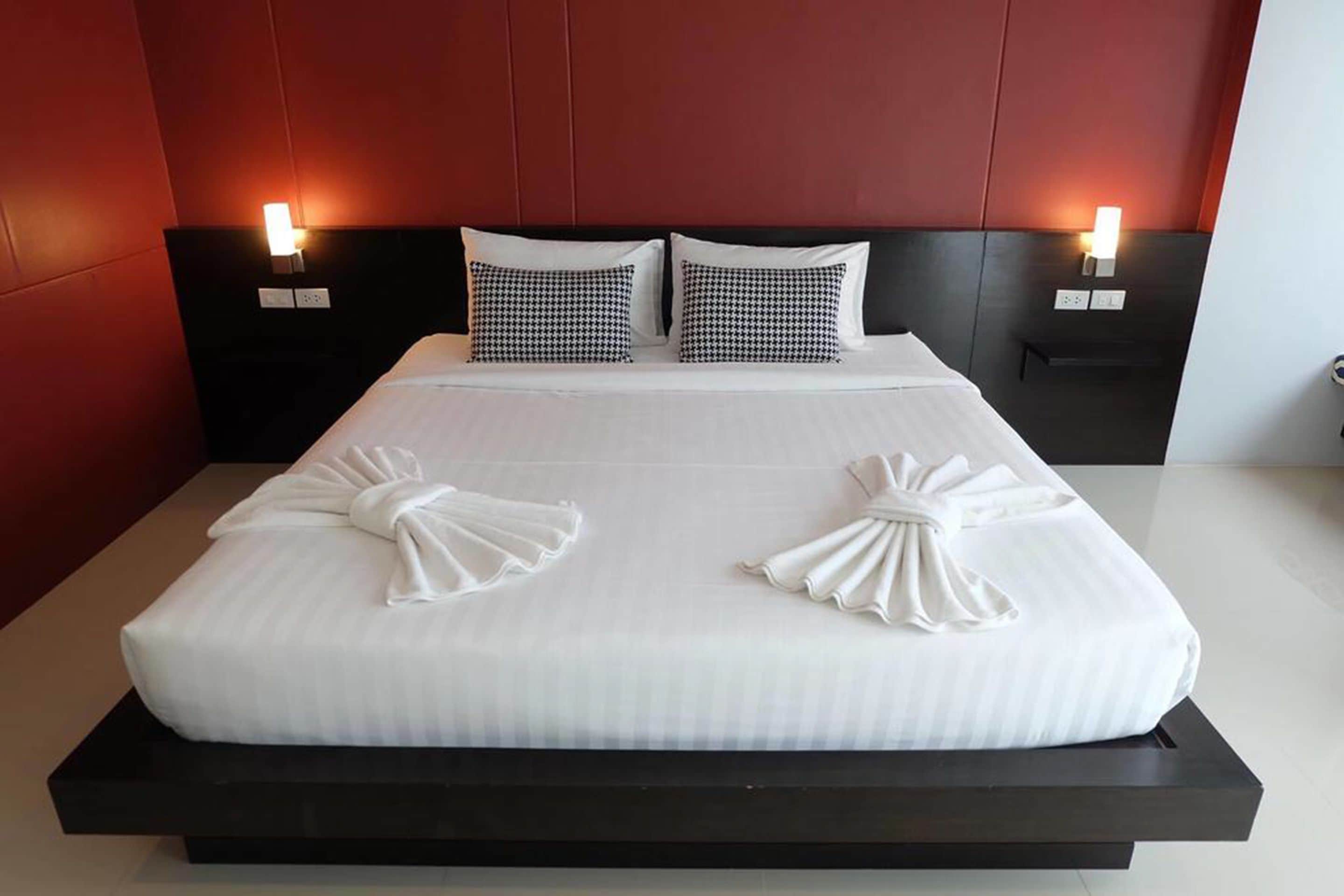 standard double or twin room | desk, laptop workspace, blackout curtains, free wifi