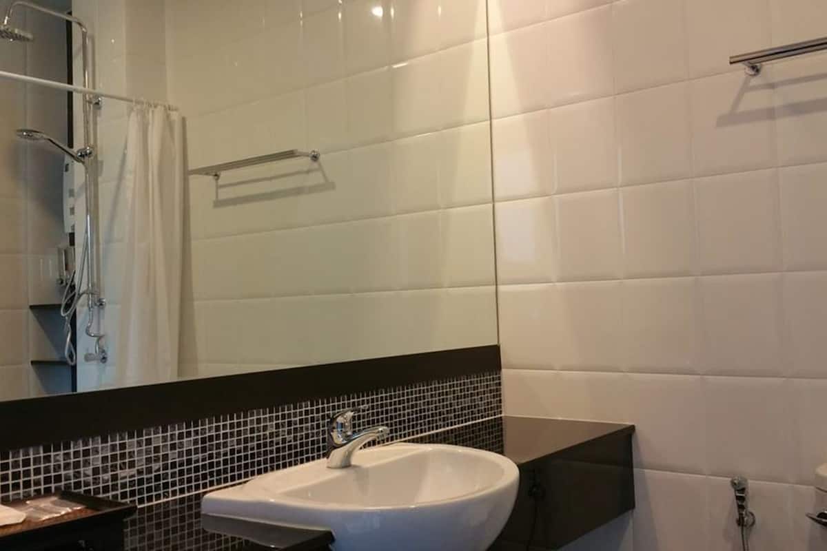 shower, rainfall showerhead, free toiletries, hair dryer