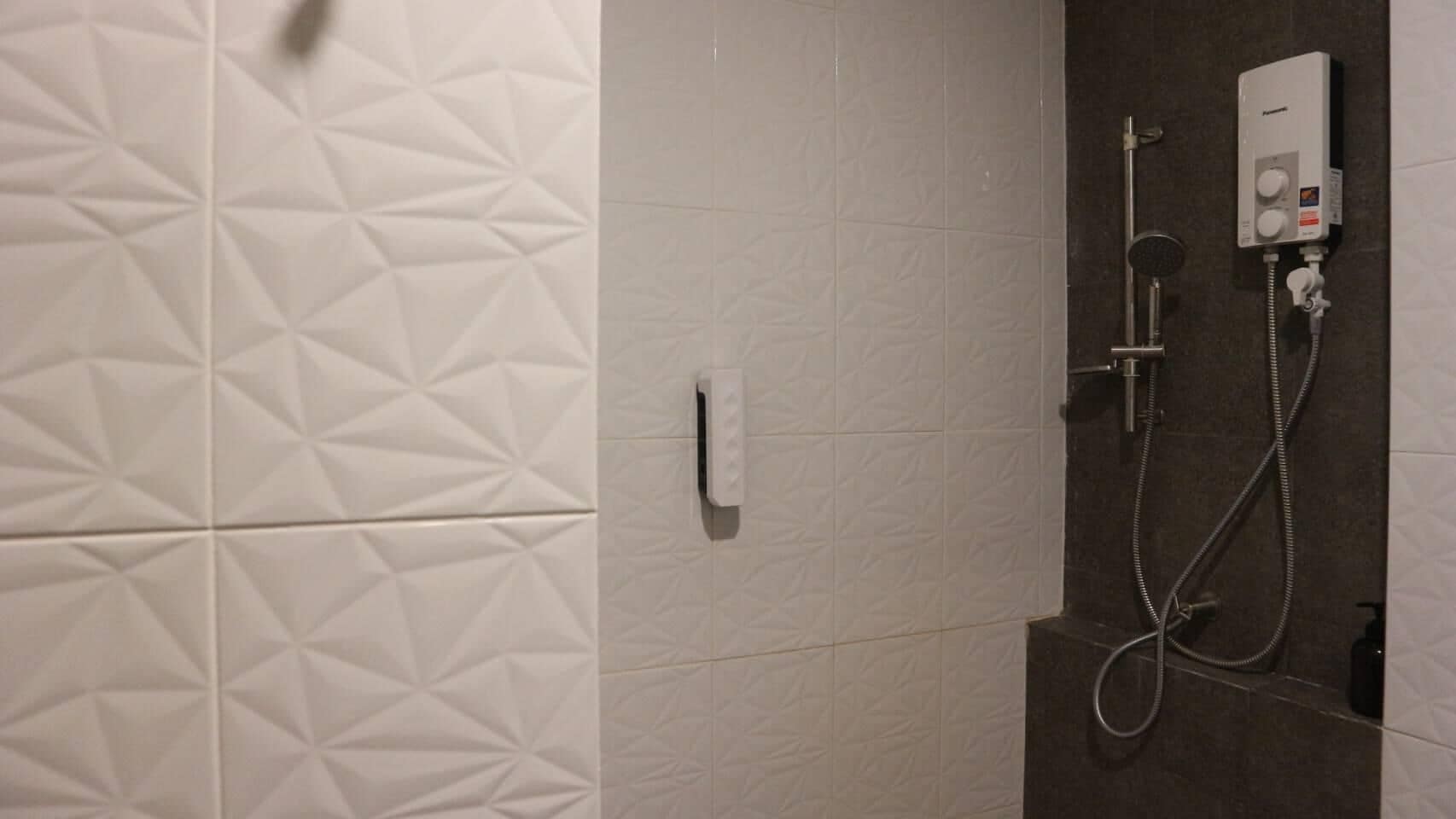 shower, rainfall showerhead, free toiletries, hair dryer