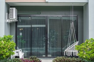 Escritorio, espacio para trabajar con laptop y cortinas blackout 