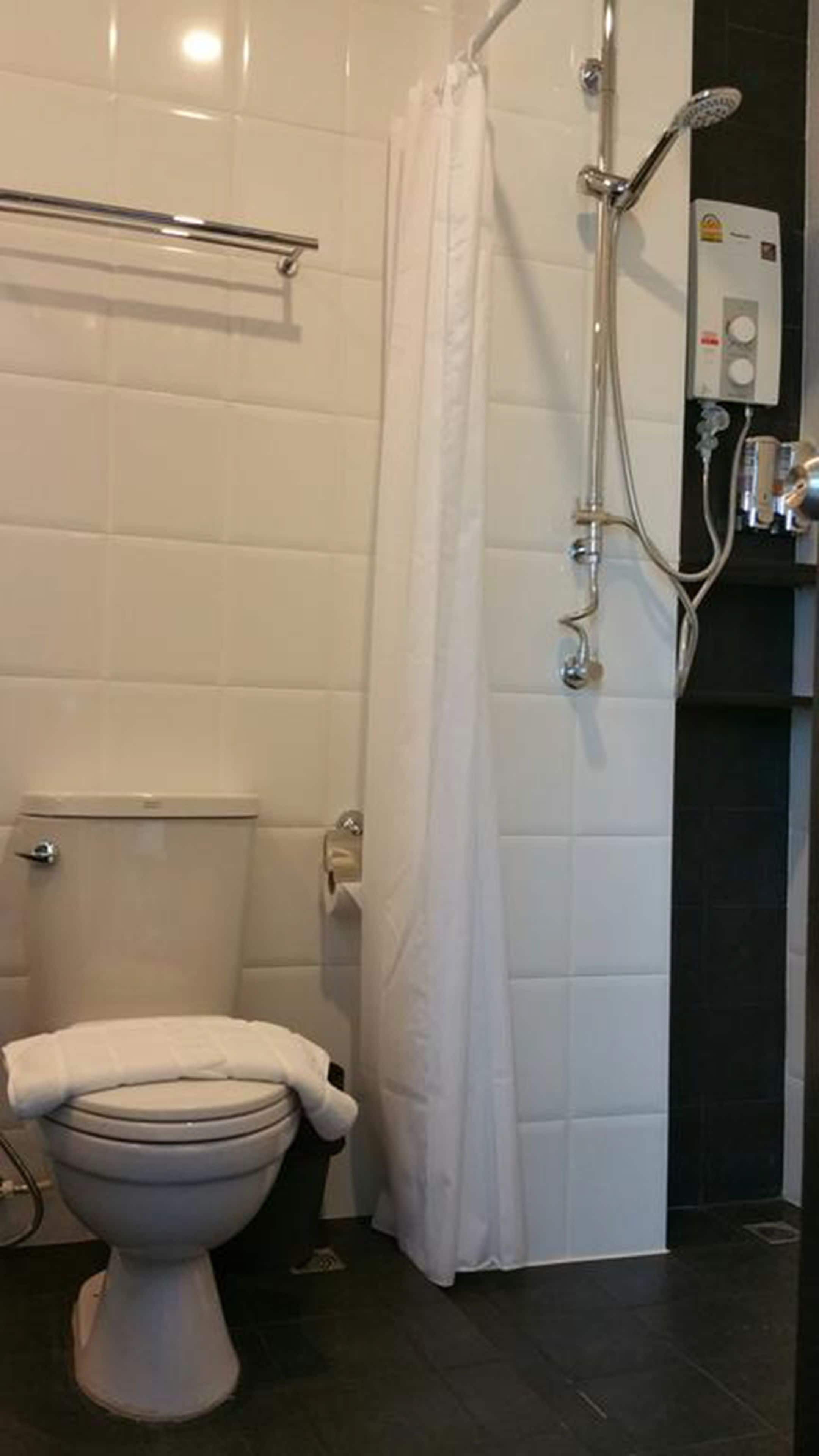 shower, rainfall showerhead, free toiletries, hair dryer