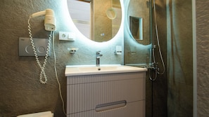 Deluxe Double Room, Balcony, Sea View | Bathroom