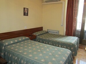 Escritorio, cortinas blackout y tabla de planchar con plancha 