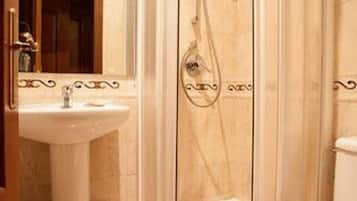 Habitación doble, 1 cama matrimonial, baño privado | Escritorio, cortinas blackout y tabla de planchar con plancha