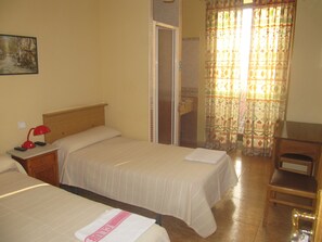 Double Room, Shared Bathroom (Private Shower and Sink) | Desk, blackout drapes, iron/ironing board, free WiFi - Pensión Mollo (Madrid)