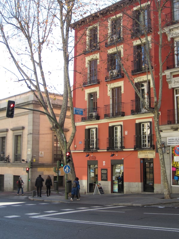 Front of property - Pensión Mollo (Madrid)