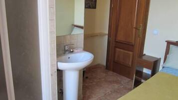 Eenpersoonskamer, gedeelde badkamer (Private Shower and Sink) | Een bureau, verduisterende gordijnen, een strijkplank/strijkijzer