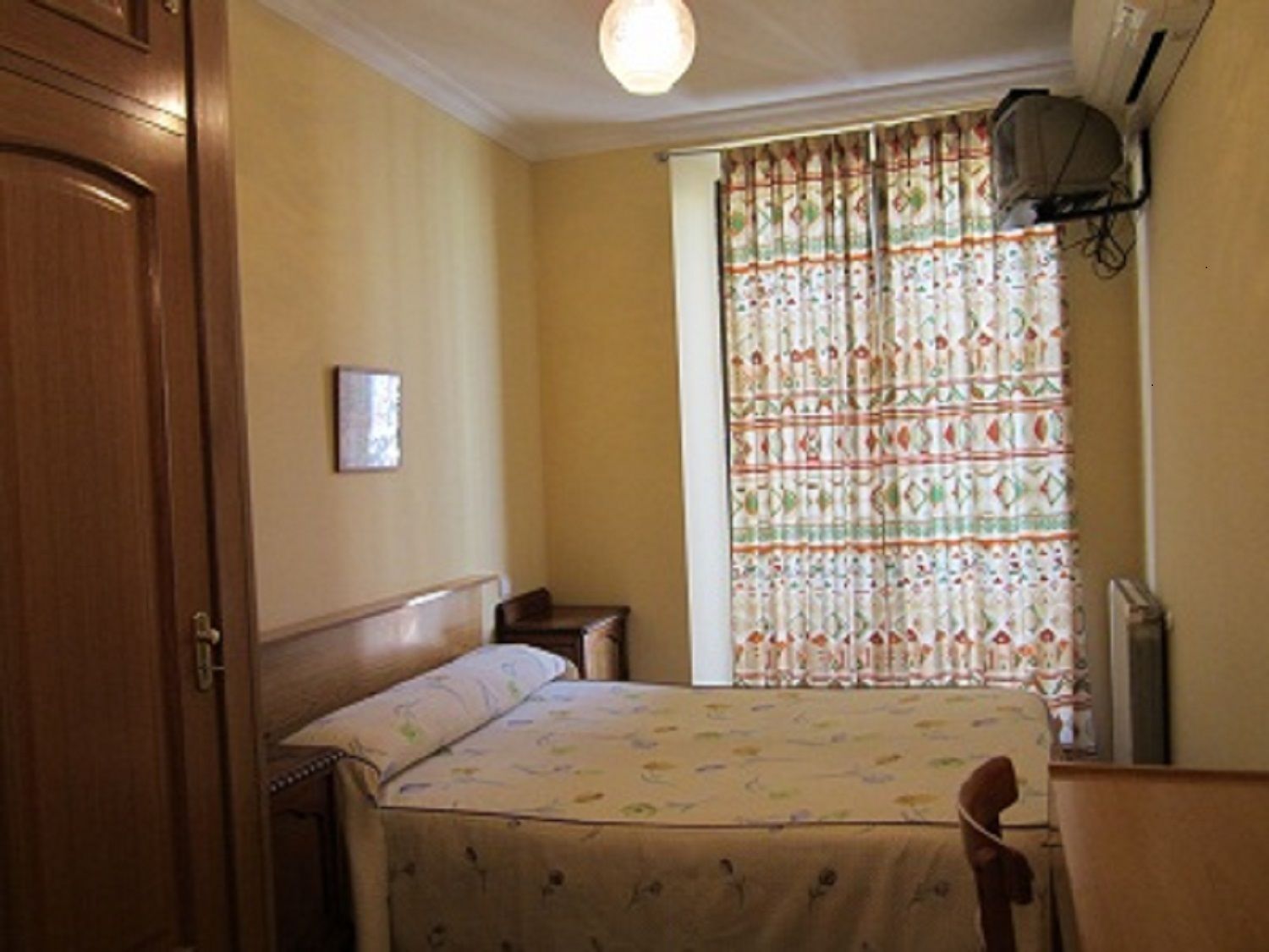 Tweepersoonskamer, gedeelde badkamer (Private Shower and Sink) | Balkon