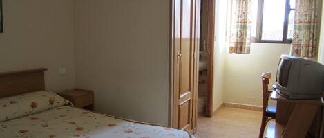 Dobbeltrom, 1 dobbeltseng, privat bad | Skrivebord, blendingsgardiner, strykejern/-brett og wi-fi (inkludert)