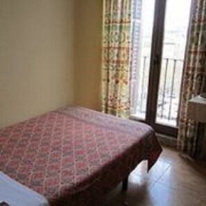 Single Room, Shared Bathroom | Desk, blackout drapes, iron/ironing board, free WiFi - Pensión Mollo (Madrid)