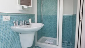 Apartment (1 Bedroom) | Bathroom | Shower, rainfall showerhead, free toiletries, hair dryer