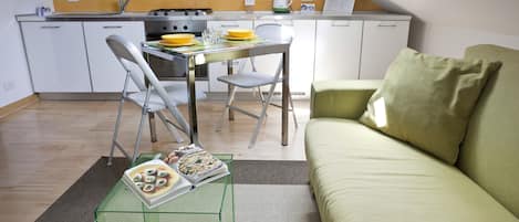 Apartment (1 Bedroom) | Essbereich im Zimmer