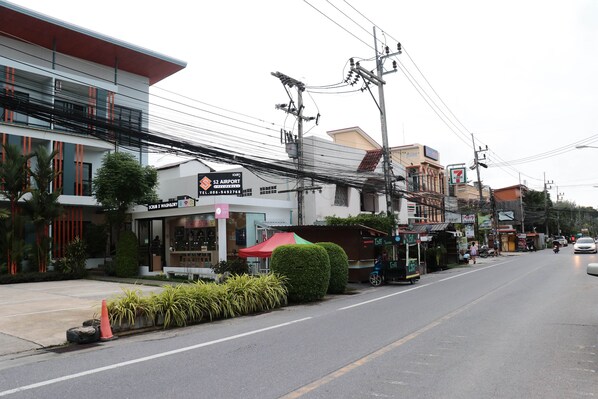 A street view with a modern building labeled "S2 Airport" and a cafe named "Scrub & Washday".