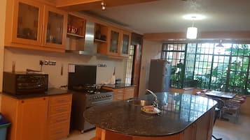 Frigorífico grande, microondas, horno y placa de cocina