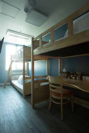 Værelse til 3 personer (Bunk beds) | Skrivebord, gratis Wi-Fi, sengetøj, adgang for kørestole
