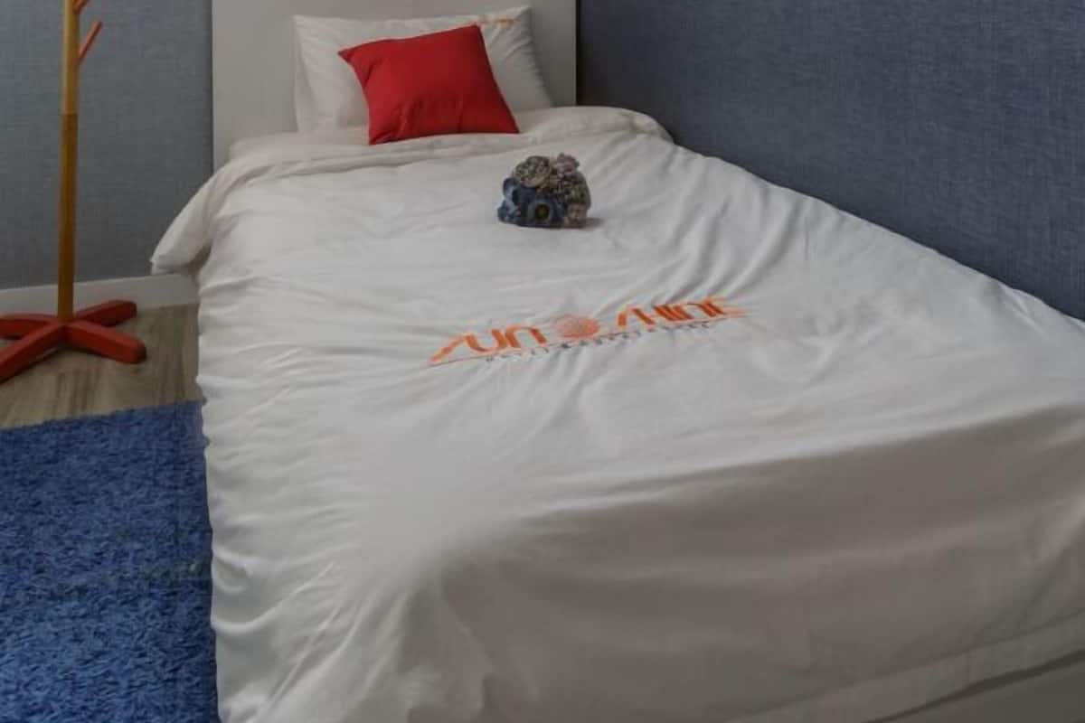 Een bureau, gratis wifi, beddengoed