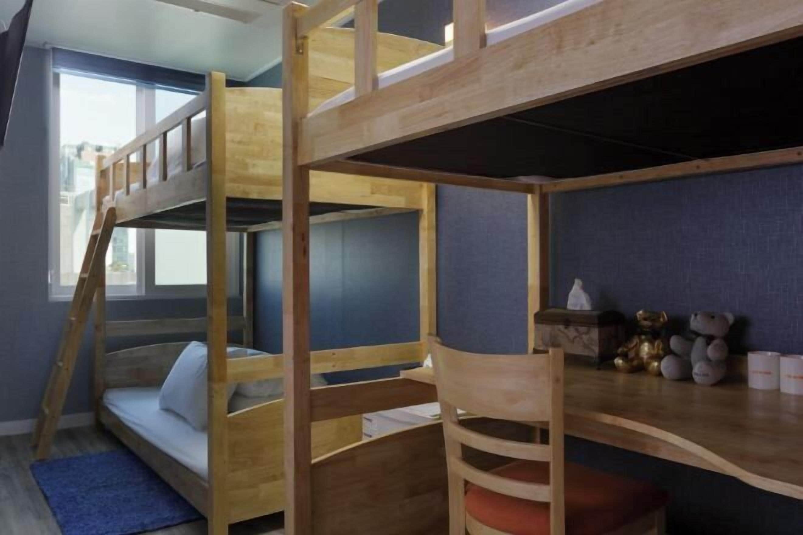 Escrivaninha, Wi-Fi de cortesia, roupa de cama