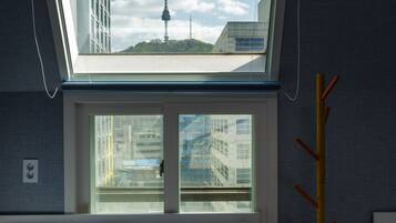 Habitación triple | Escritorio, wifi gratis, ropa de cama y acceso para silla de ruedas