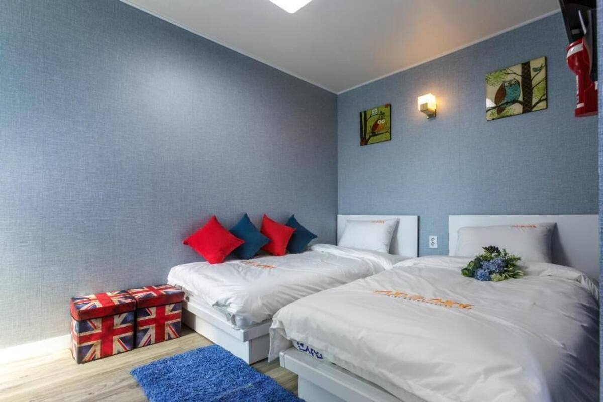 Een bureau, gratis wifi, beddengoed