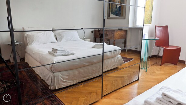 Una camera da letto con un letto, un comodino, una sedia e un tavolino.