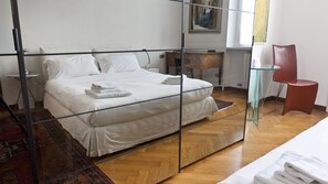 شقة (1 Bedroom) | 1 غرفة نوم ومساحة عمل للكمبيوتر المحمول وتجهيزات عازلة للصوت