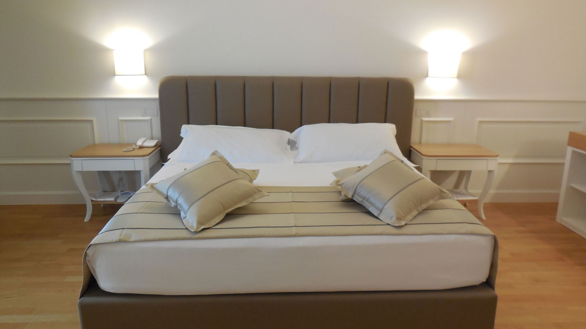 Literie de qualité, lit avec matelas en mousse à mémoire, minibar