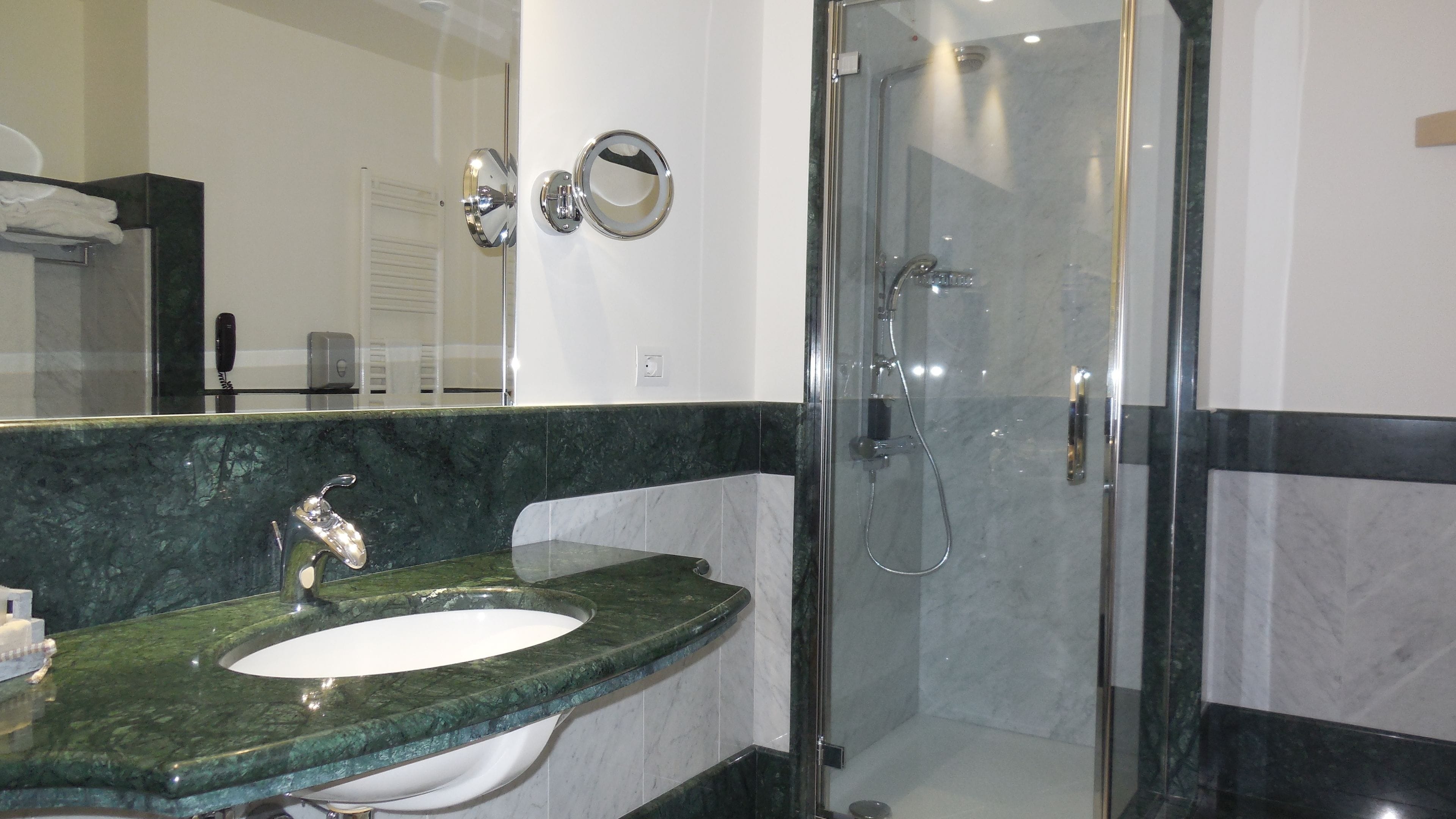 separate bathtub and shower, rainfall showerhead, free toiletries